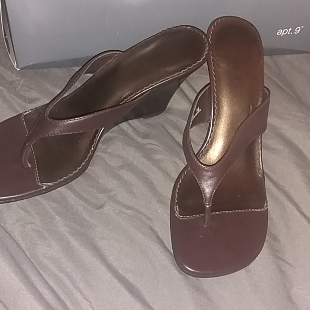Apt 9 brown leather open toe elegant shoe